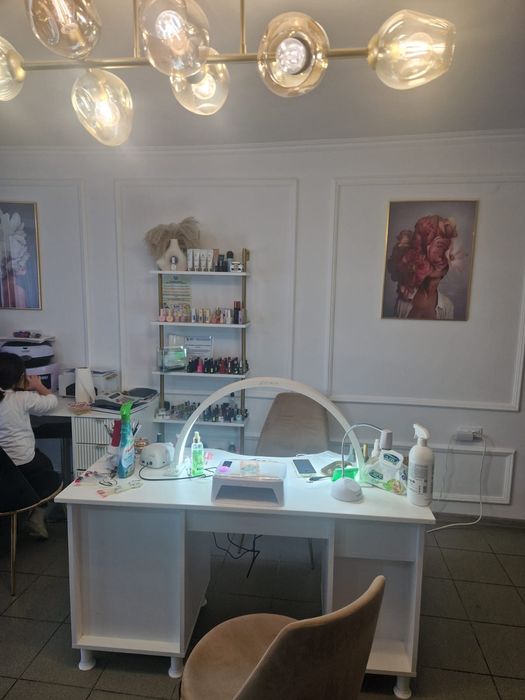 Închiriez spațiu  comercial pentru manichiură în salon beauty