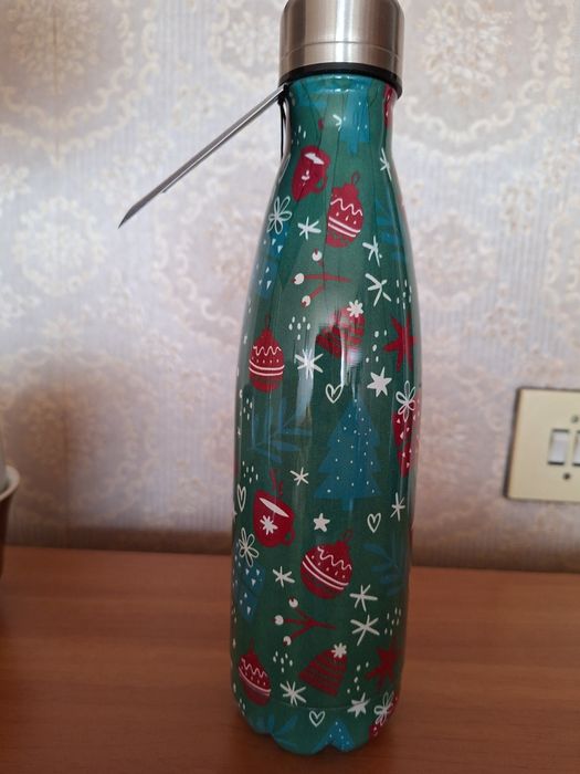 Термос с коледен мотив, вместимост 0,5 литра.