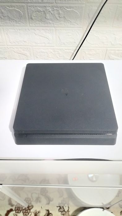 PS 4slim. 500gb с дисками и док станцией.