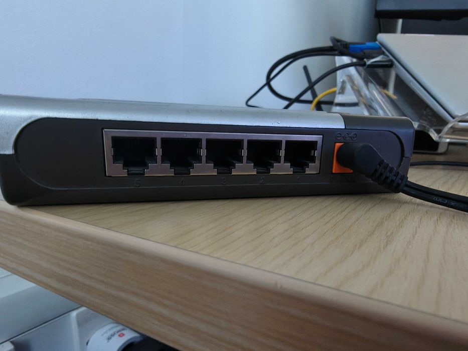 Switch D-Link DES-1005 5 porturi 10/100Mbps. Alimentator original. Impecabil!