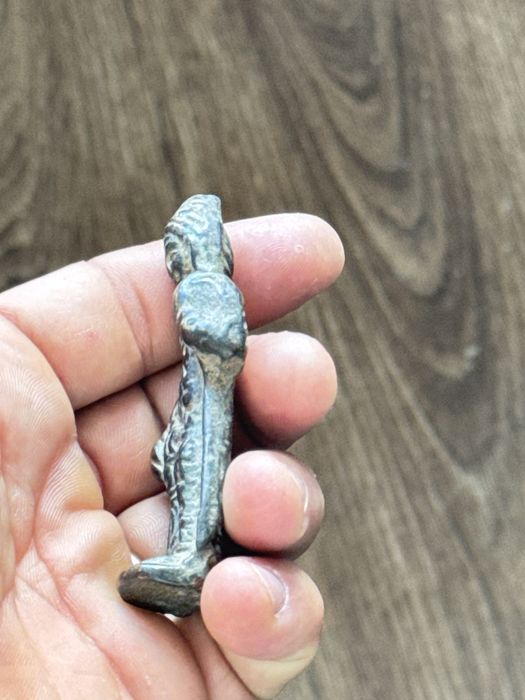 Statuetka sotiladi budda