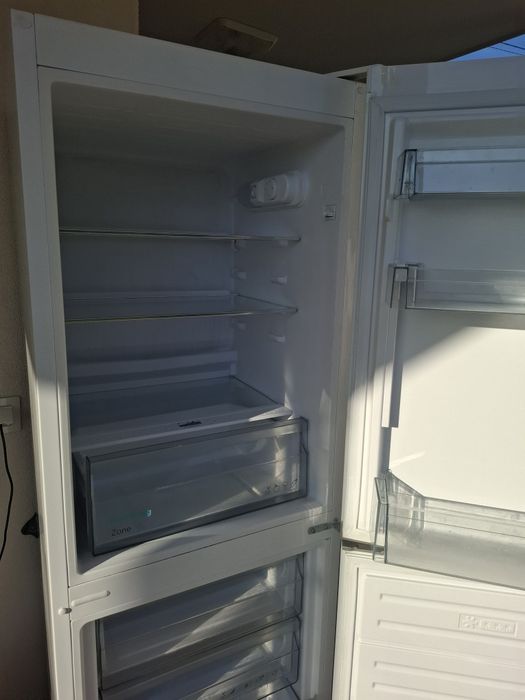 Хладилник с фризер Sharp