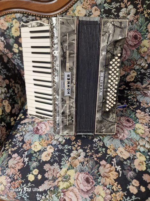 Vind acordeon hohner verdi 1 cu  48 de basi vechi