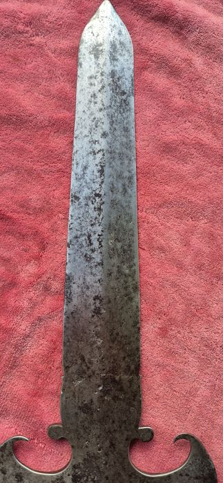 Продавам алебарда , нож , сабя.