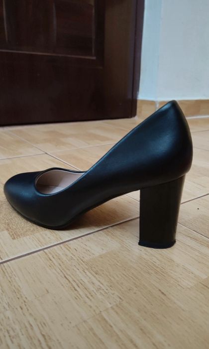 Vand pantofi cu toc
