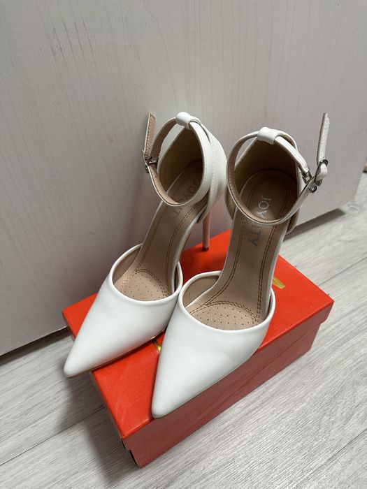 Продаются белые туфли на каблуке