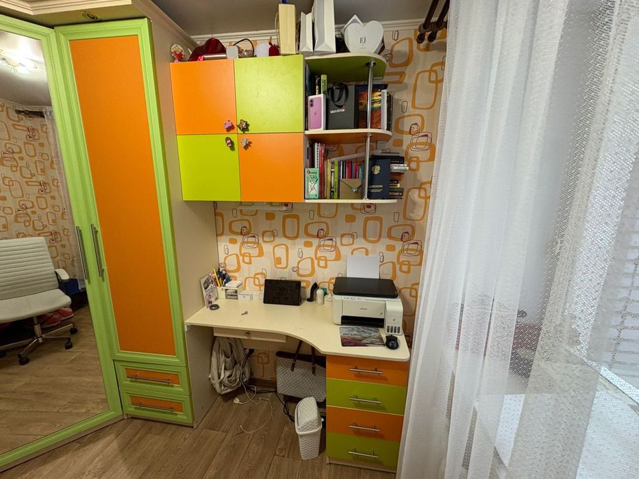 Продам шкаф угловой, полочки, стол