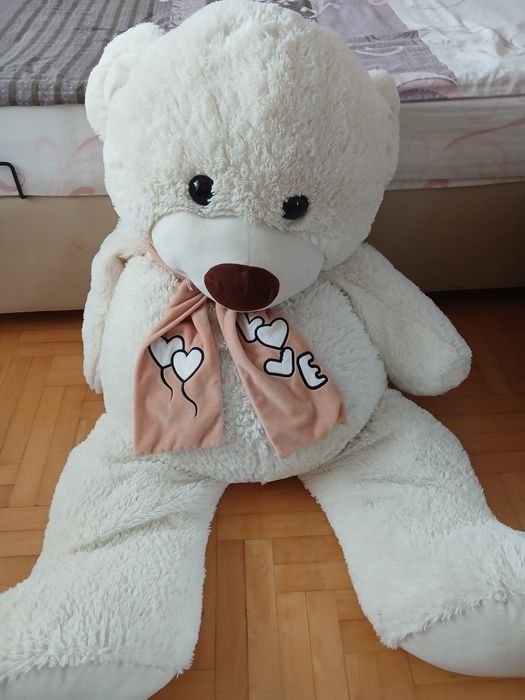 Огромен бял плюшен мечок