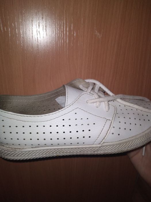 Продам белые лёгкие мокасины