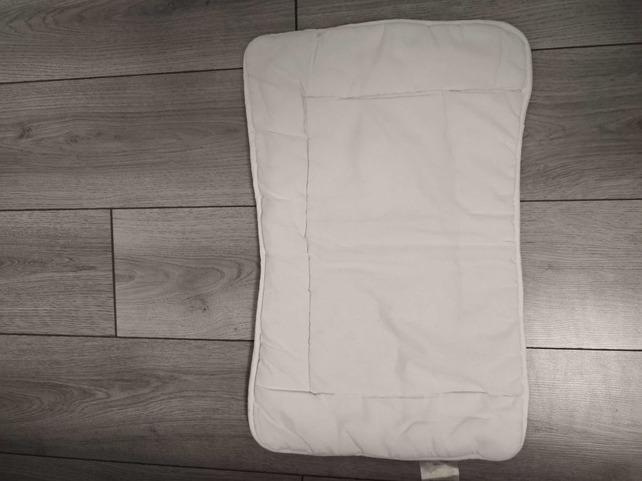 Lenjeriei pat bebeluși plus plăpumioară cu două perini.