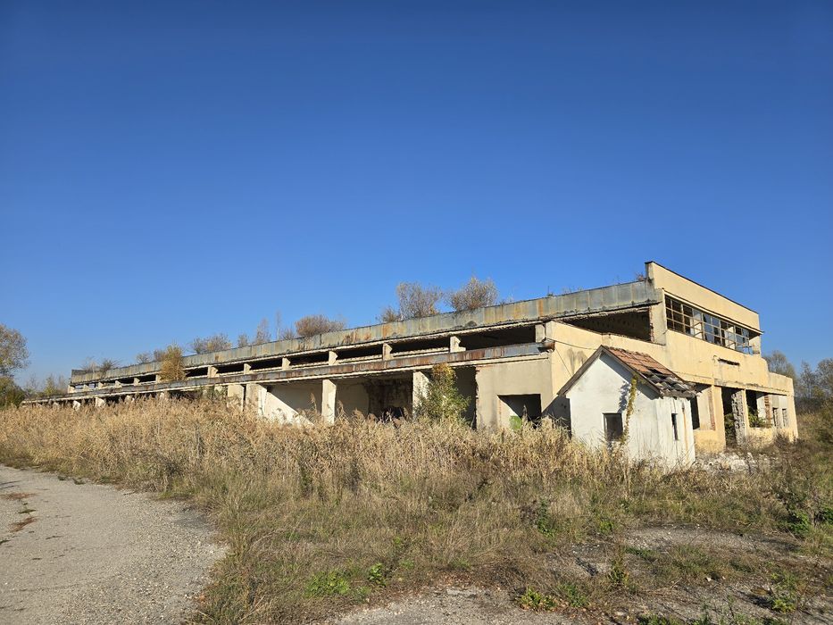 Teren industrial și clădiri