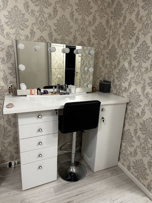 Vand masa de makeup si oglinda cu becuri