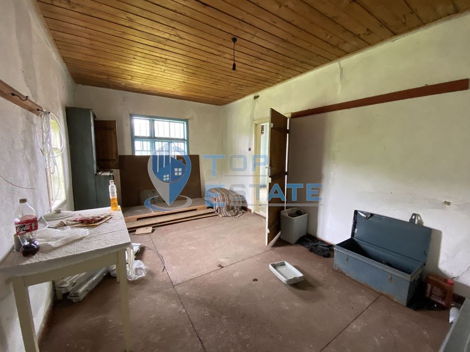 Къща с голям двор и стопански постройки в с. Косарка, област Габрово.