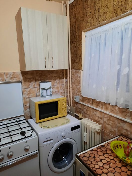 Închiriez garsonieră  cf 1, central, str Praporgescu etaj 1, mobilat și utilat. Preț 200EUR