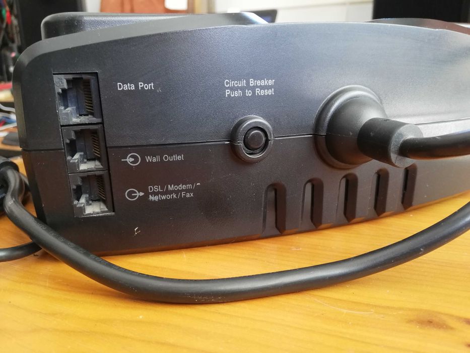 UPS APC ES 700, 405 Watt, 700 VA + cablu date