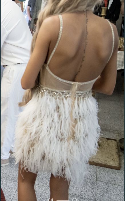 Официална парти рокля с гол гръб и пера