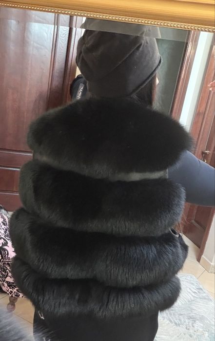 Vesta neagra de blana purtata