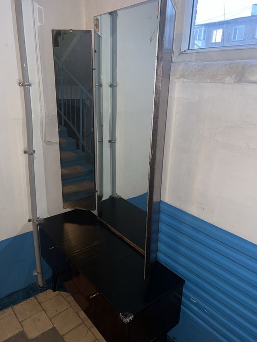 Трюмо с зеркалом