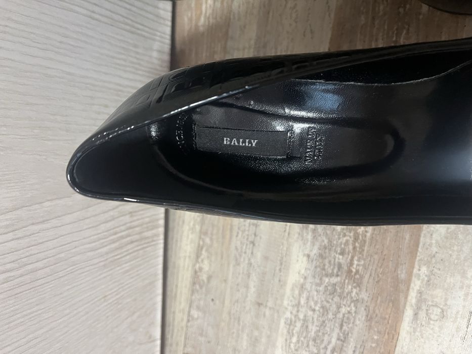 Оригинални токчета лачени bally 38 н cesare paciotti