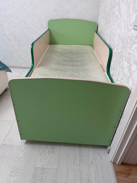 Продам Кровать с матрасом