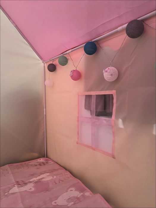 Детский домик с гирляндой