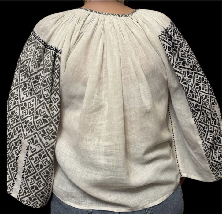 Ie foarte veche brodata manual