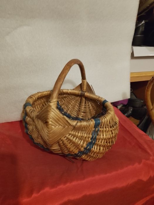 Различни плетени кошници и панери