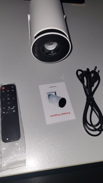 Video proiector portabil HY300 200 ANSI - nou