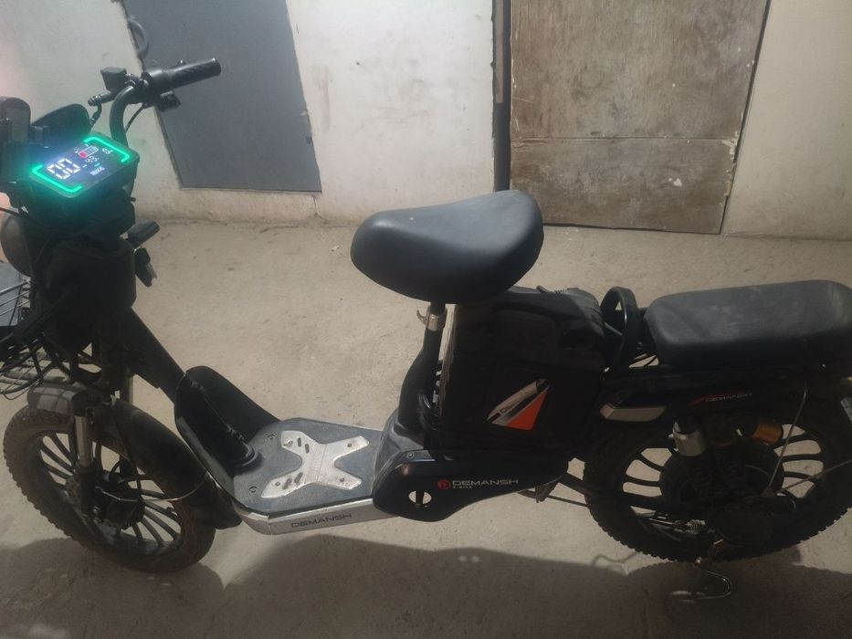 Skuter elektron zor sastayanyada turibdi