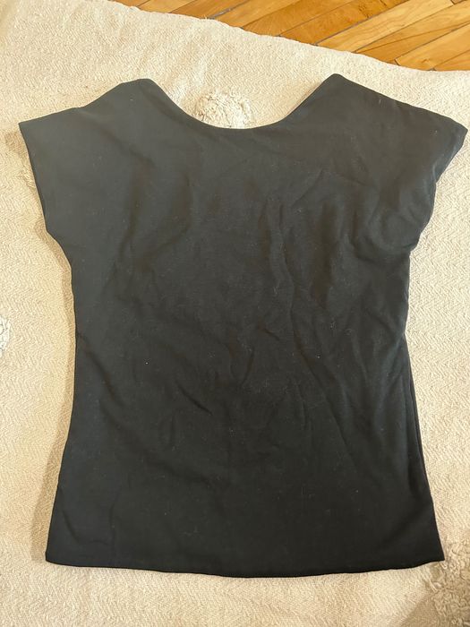 Черна тениска с гол гръб