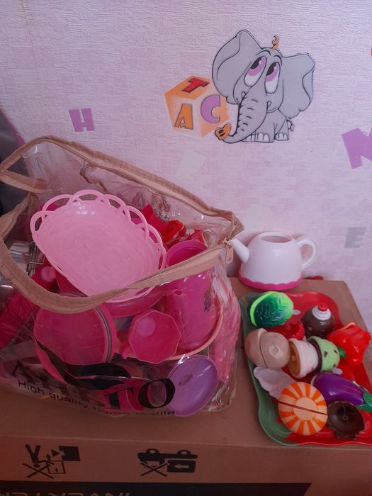 Детская посуда и фрукты