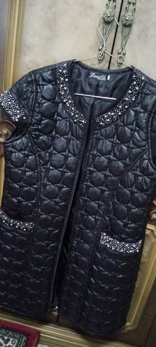 Безрукавка .        .