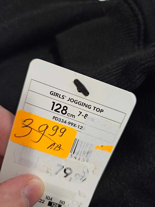 Продавам чисто НОВ оригинален детски суичър Reserved, черен с качулка