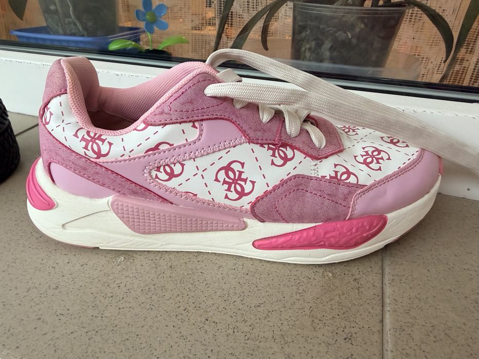 Обувки Guess с кутия