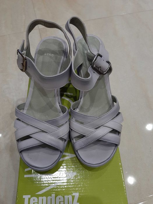 Дамски сандали на платформа, бледо лилави, размер 38.