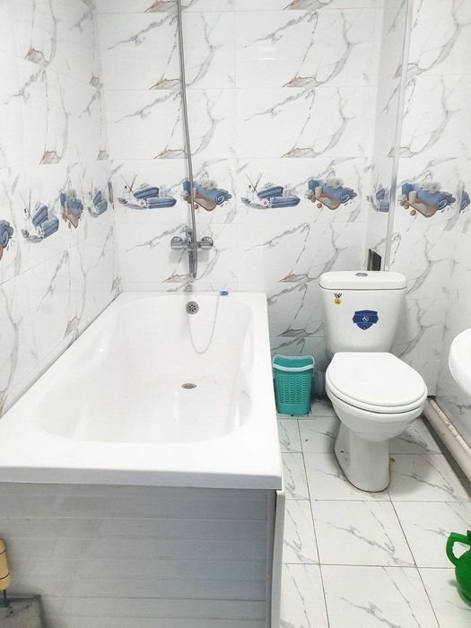 Чиланзарский район, рядом со станцией метро «Чиланзар».