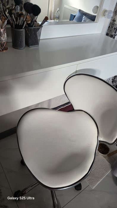 Masa make up cu lumina puternica
