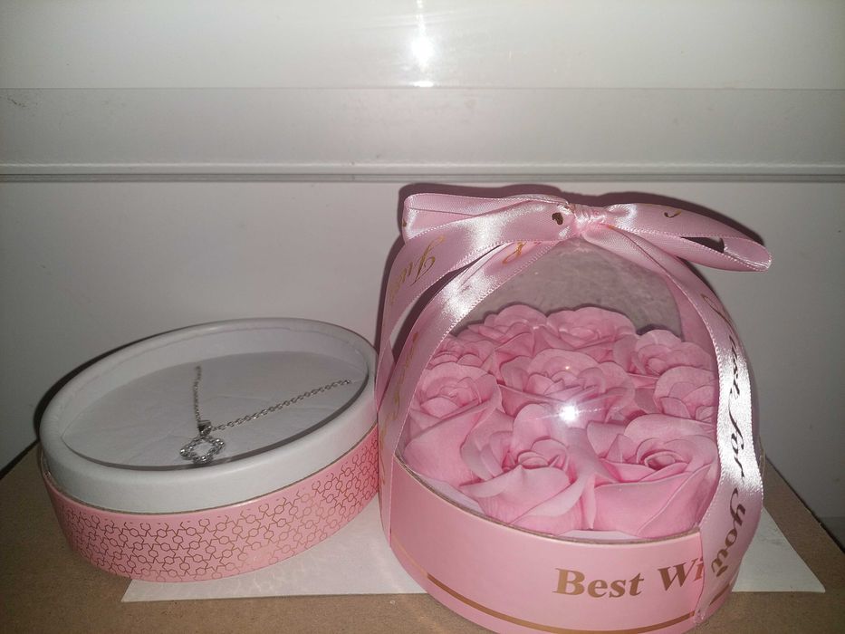 Cutie eleganta cu trandafiri de sapun in cupola si lantic cu pandativ