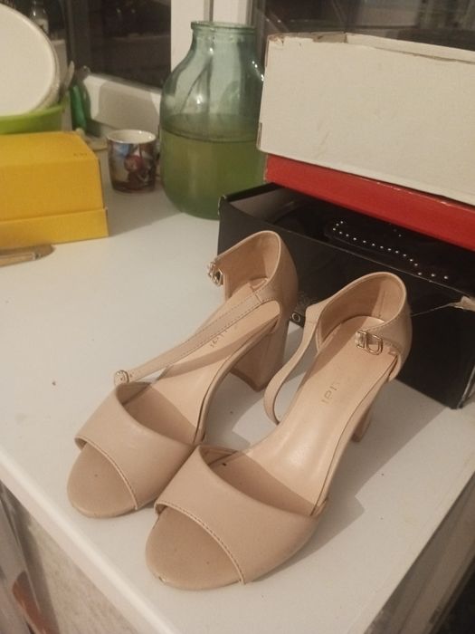 Продам женские туфли
