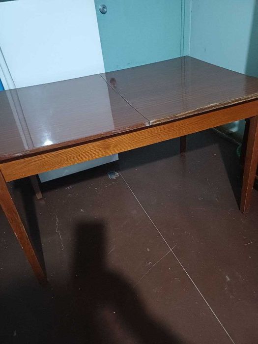 Продается лакированный большой стол