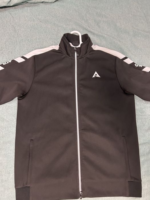 Мъжки екип above  the rest