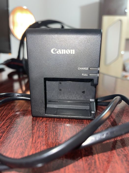 Canon EOS 4000D + obiectiv 18-55mm + geantă + card memorie