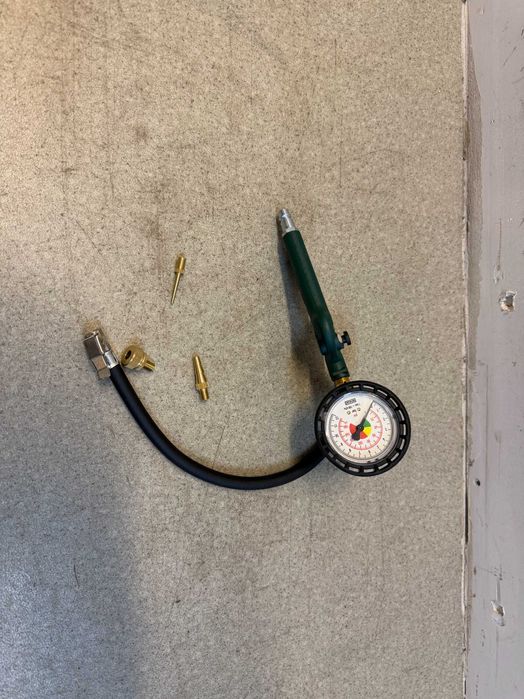 Зарядно за акумулатор инверторно/	Пистолети за боя  5бр