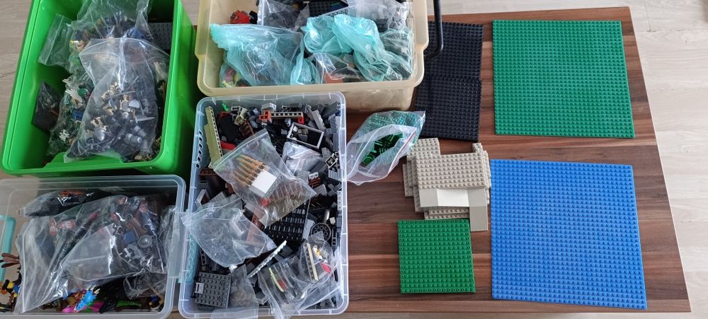 Лот китайско лего над 10 кг и 150  фигурки и екипировка