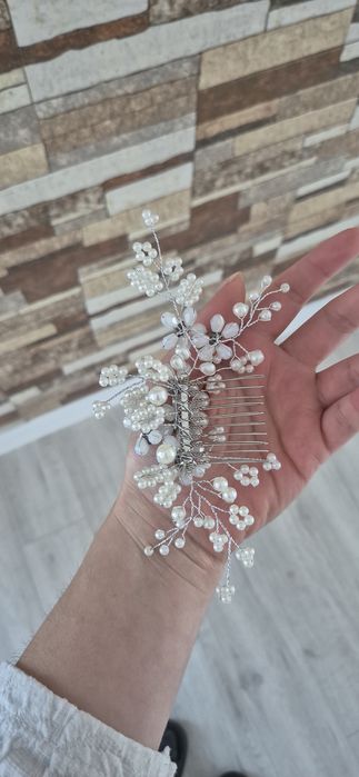 Accesoriu par mireasa argintiu, stil pieptene, cu flori din perle