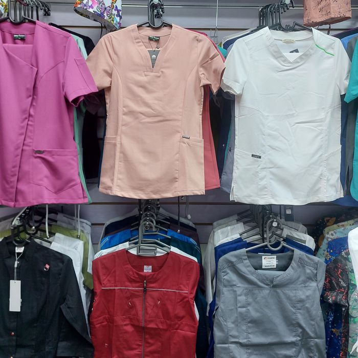 Медицинские халаты и костюмы и обувь