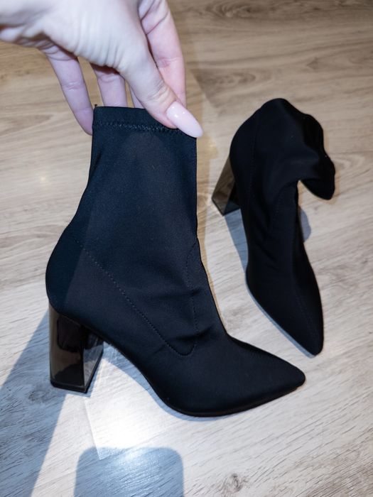Черни елегантни боти с висок ток – BERSHKA