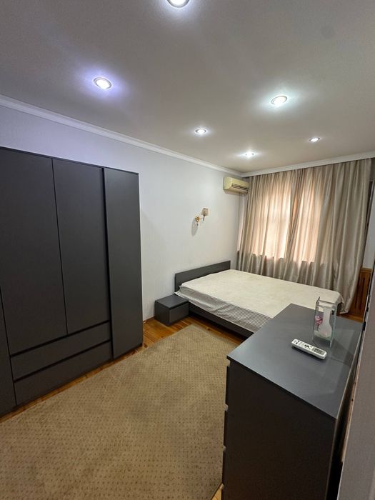 Возле метро ойбек