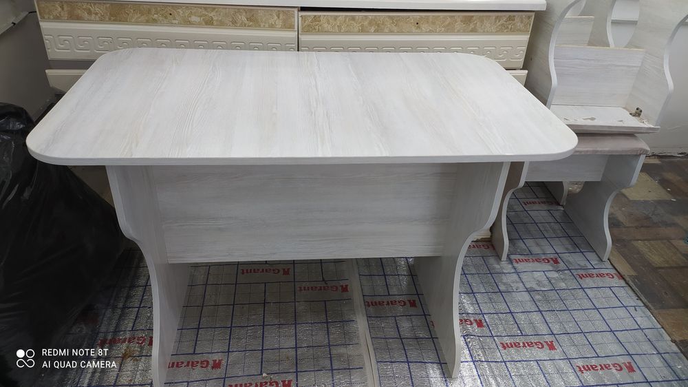 Стол и стулья на кухню обсолютно новое