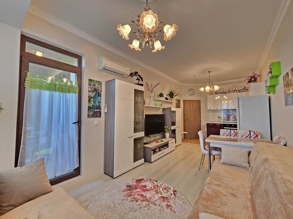 Просторен двустаен апартамент с гледка море, Първа линия